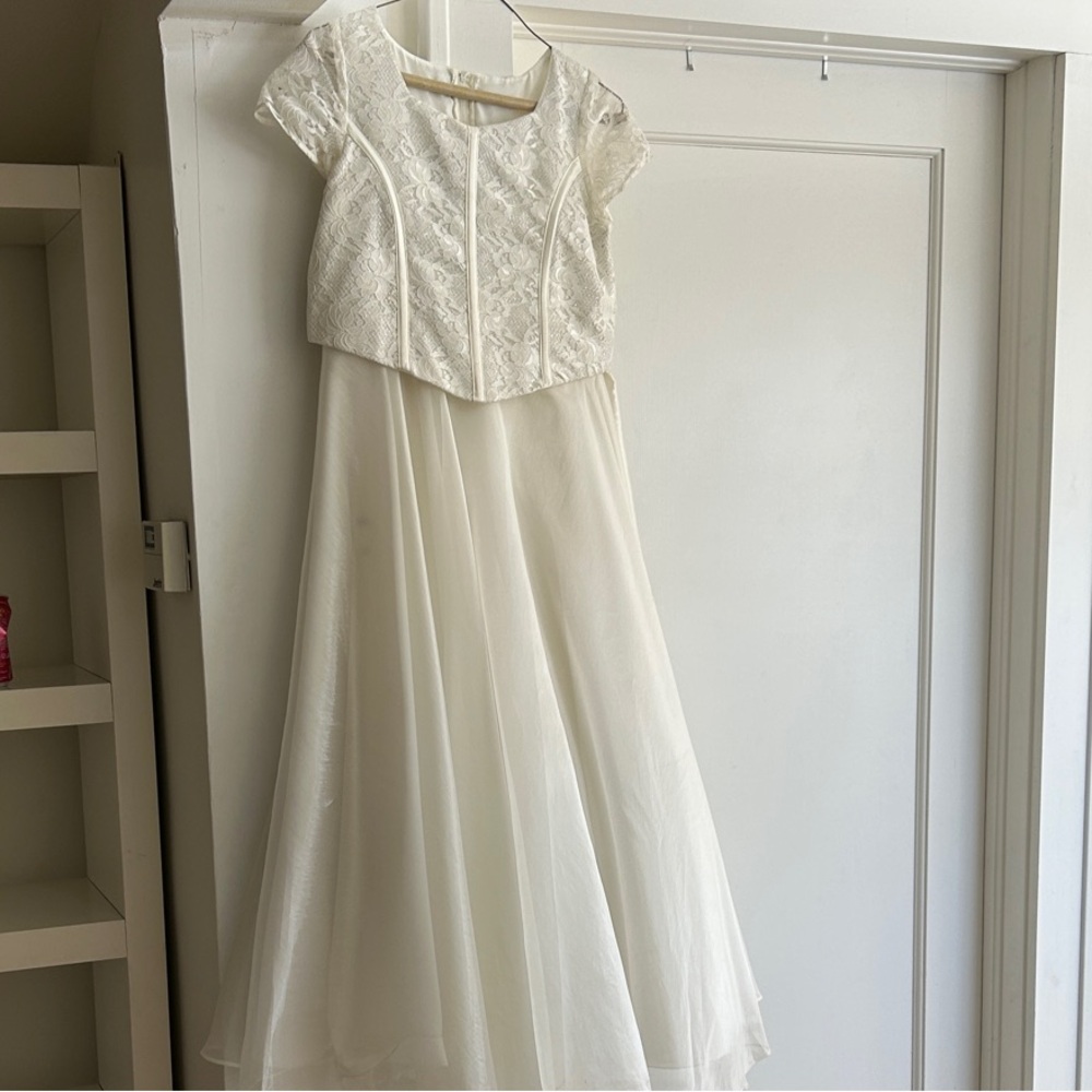 Elegant White Flower Girl First Communion girl’s dress